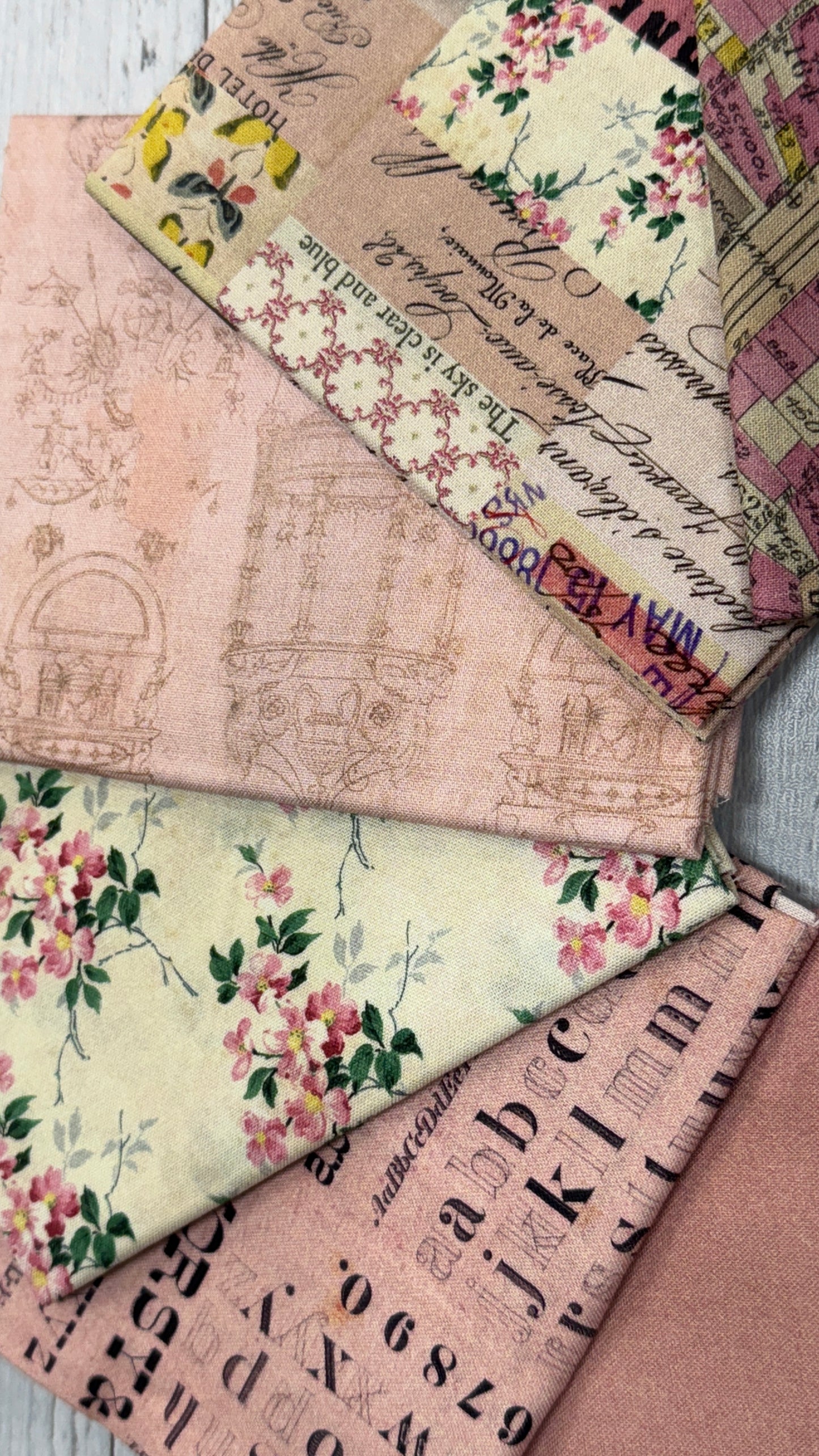 Tim Holtz Palette Program, Fat Quarter Bundle- PINK: Shop Assembled