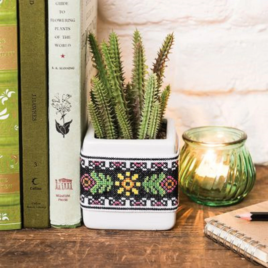 Modern Folk-Art Cross Stitch / 50+ Designs / 11 Projects / 15 Bonus Gift Ideas Book