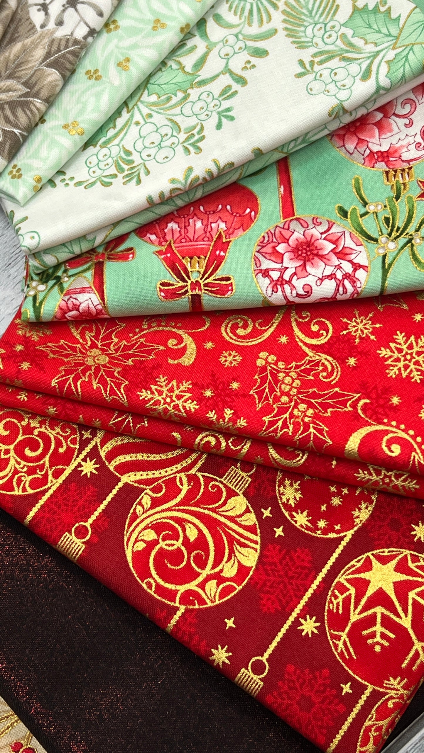 Holiday Flourish Festive Finery 24'- Shop Assembled Fat Quarter Bundle