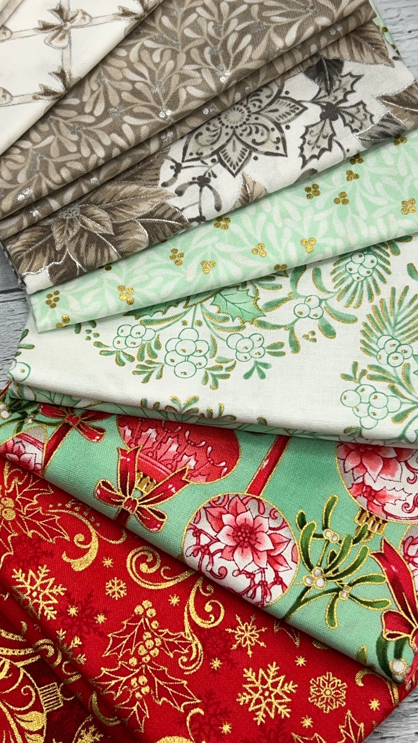 Holiday Flourish Festive Finery 24'- Shop Assembled Fat Quarter Bundle