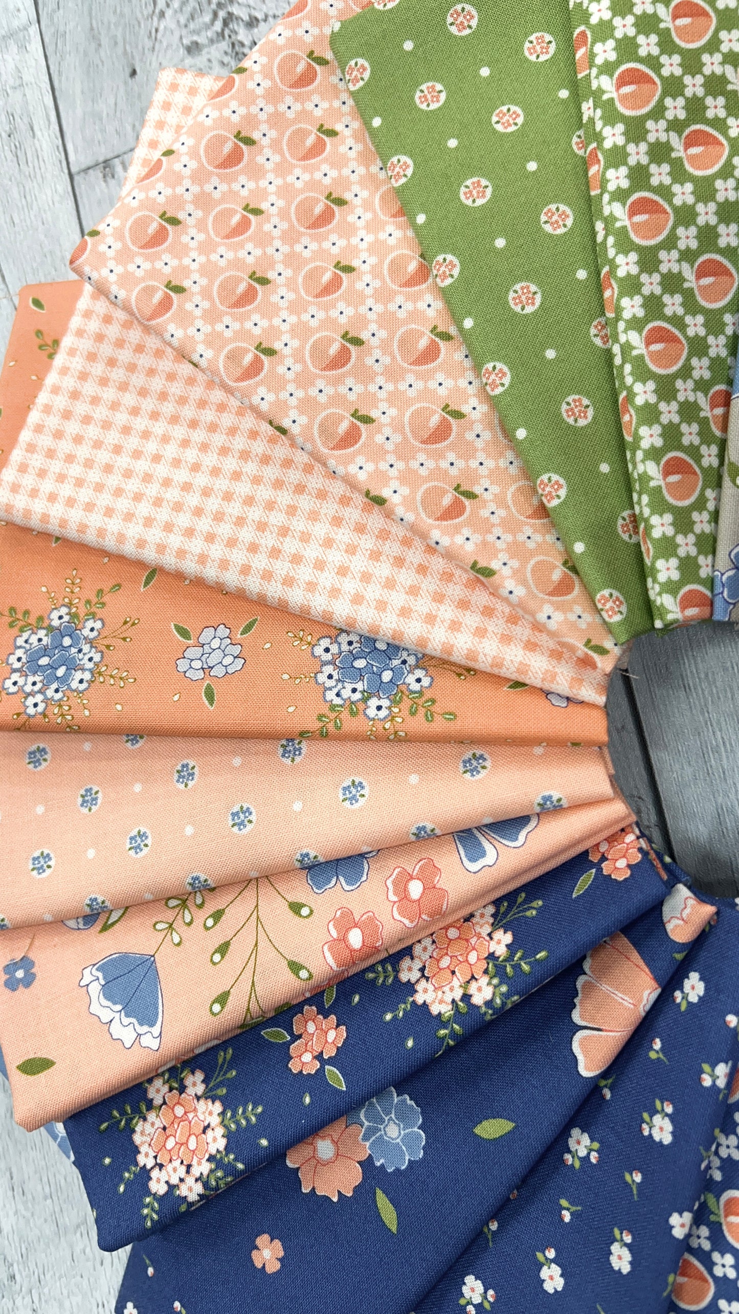 Peachy Keen- Shop Assembled Fat Quarter Bundle: 22pc