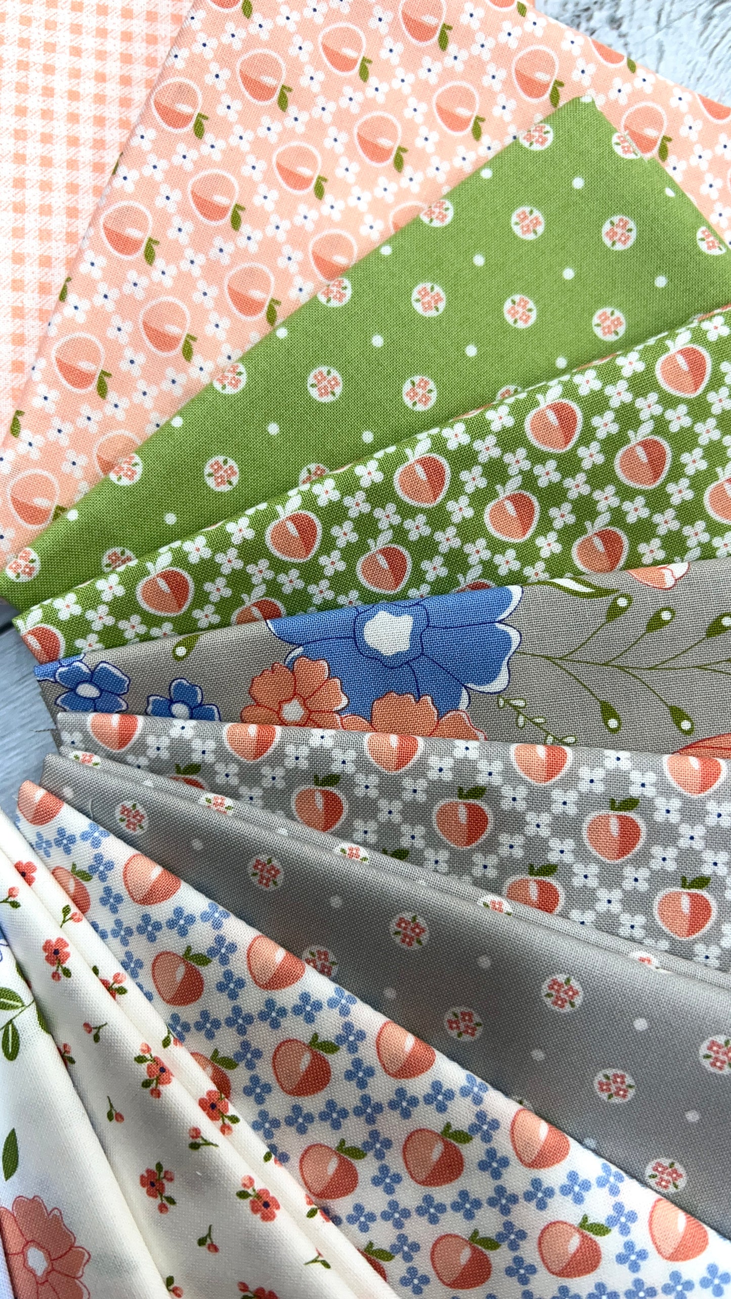 Peachy Keen- Shop Assembled Fat Quarter Bundle: 22pc